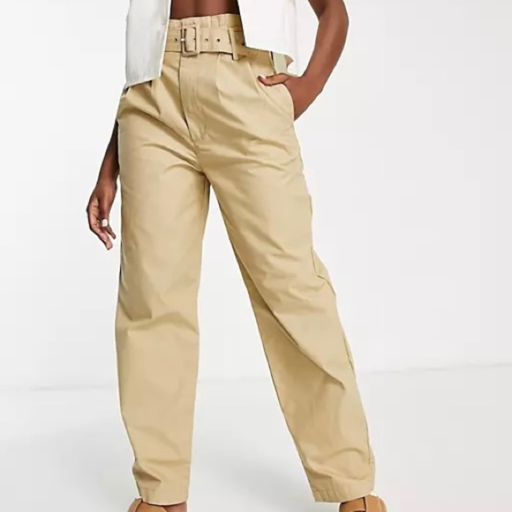 NWOT Levi’s Beige Belted Pants